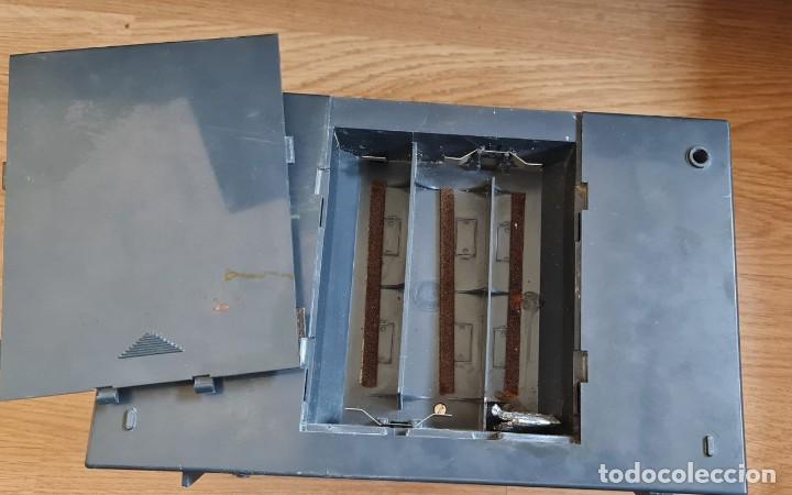 Radios antiguas: Tocadiscos port&aacute;til a pilas ASKAR - Foto 2