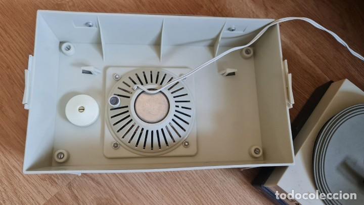 Radios antiguas: Tocadiscos port&aacute;til a pilas ASKAR - Foto 3