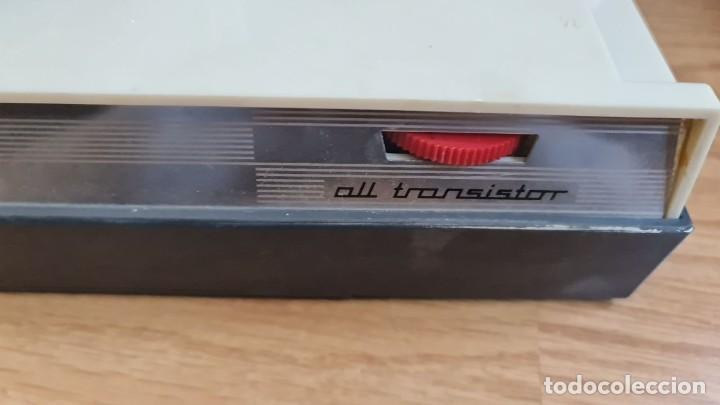 Radios antiguas: Tocadiscos port&aacute;til a pilas ASKAR - Foto 4