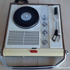 Radios antiguas: RADIO-TOCADISCOS AÑOS 60, ORIGINAL AMERICANO. MARCA DYM DS-1025. BUEN FUNCIONAMIENTO. Lote 359601670
