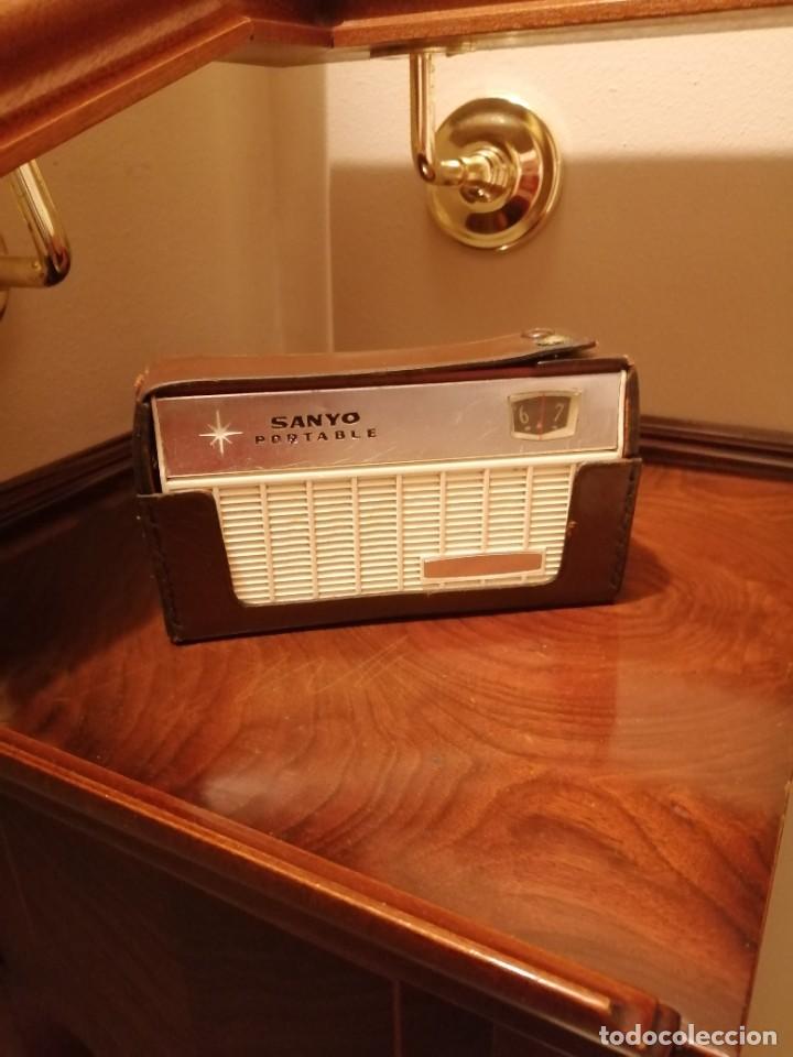 Radios antiguas: Peque&ntilde;o radio transistor Sanyo - Foto 1