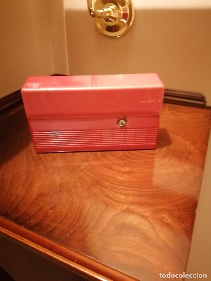 Radios antiguas: Peque&ntilde;o radio transistor Sanyo - Foto 5