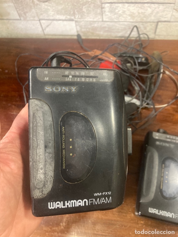 Radios antiguas: Lote de 2 walkman m&aacute;s auriculares - Foto 2