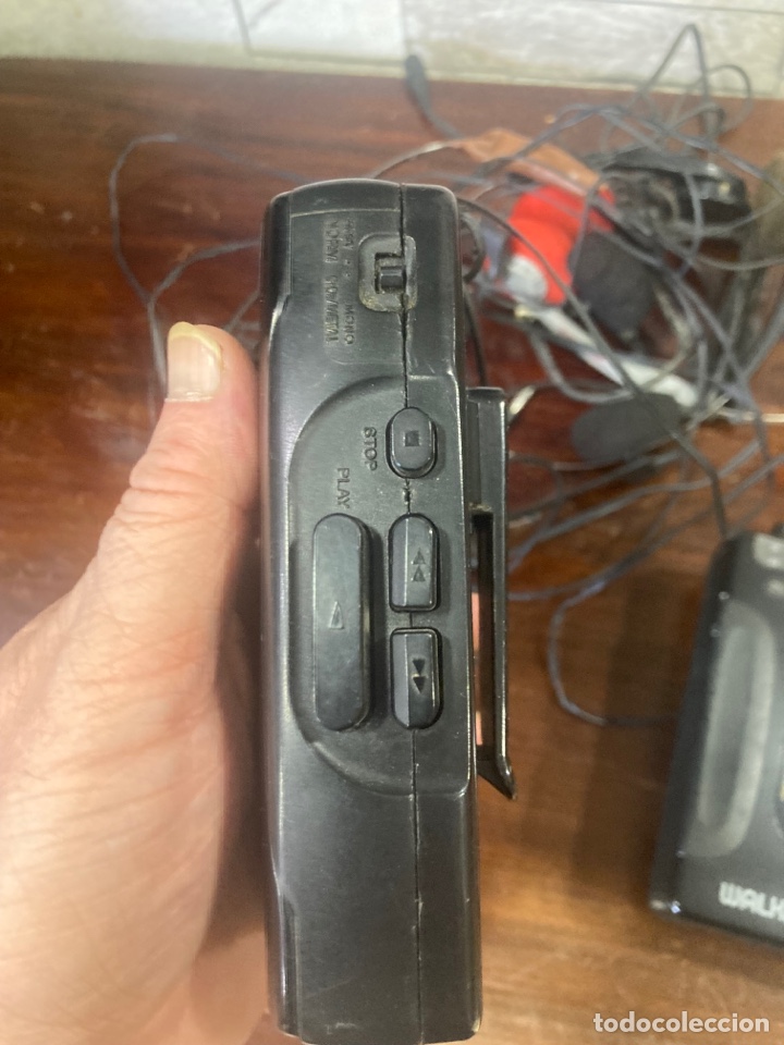 Radios antiguas: Lote de 2 walkman m&aacute;s auriculares - Foto 3