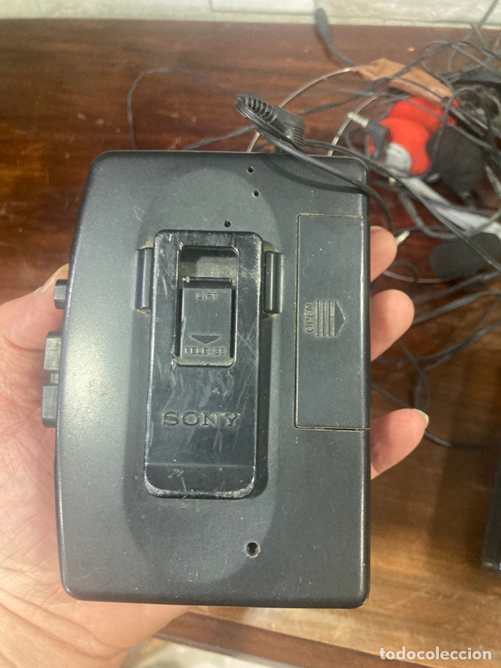 Radios antiguas: Lote de 2 walkman m&aacute;s auriculares - Foto 4