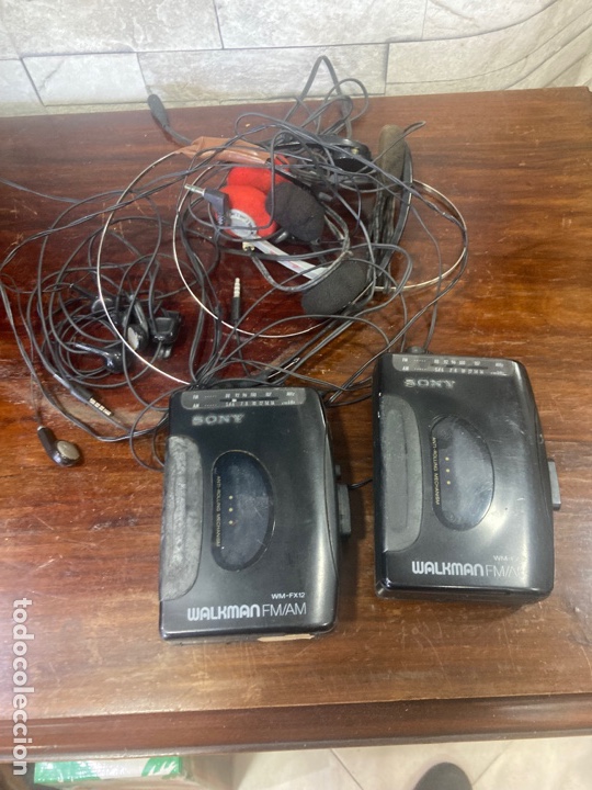 Radios antiguas: Lote de 2 walkman m&aacute;s auriculares - Foto 1