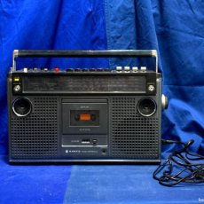 Radios antiguas: RADIO CASSETTE SANYO MODEL M9980LU FUNCIONANDO 25X40X12CMS. Lote 364824686