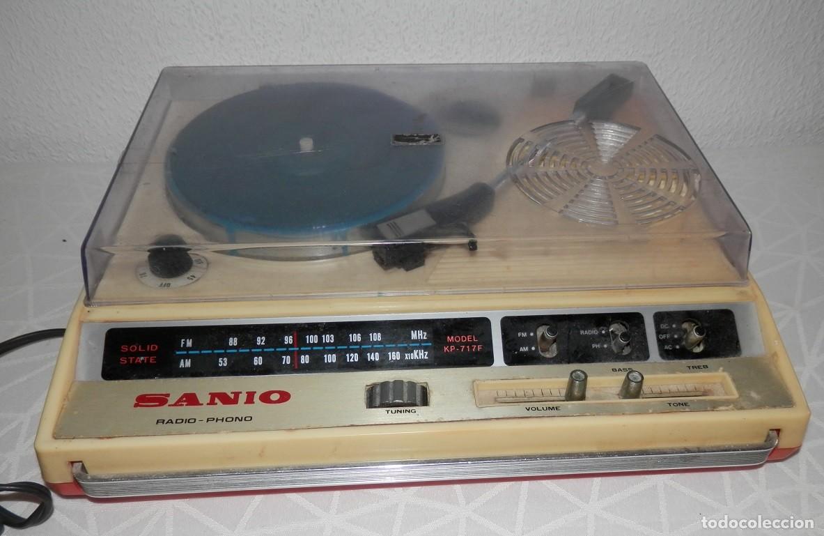 Radios antiguas: RADIO Y TOCADISCO SANIO MODEL KP-717F - Foto 2