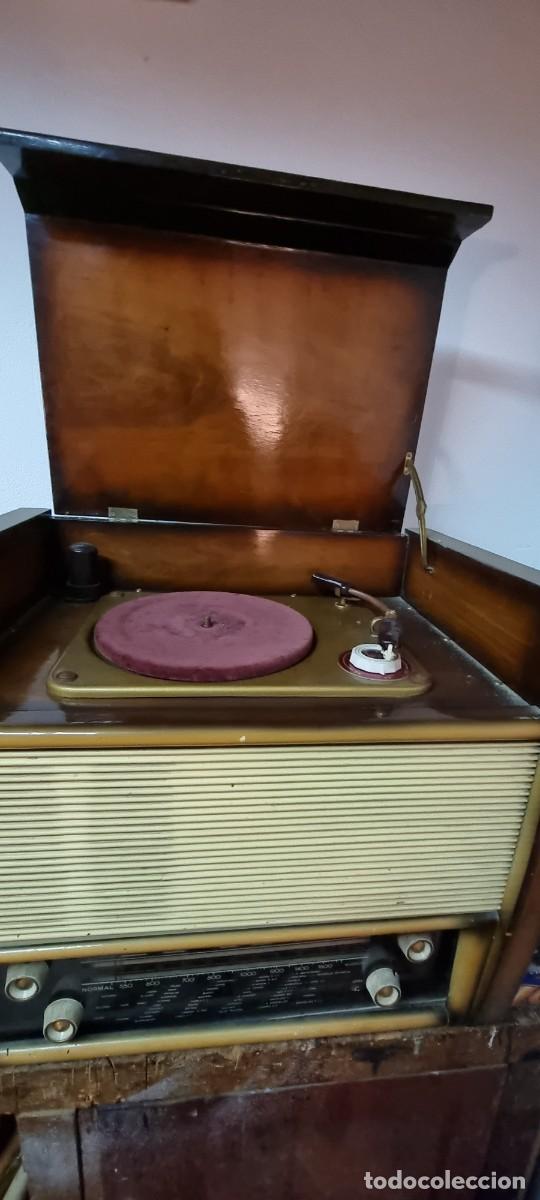 Radios antiguas: Mueble de radio y tocadiscos - Foto 3