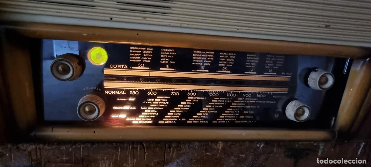 Radios antiguas: Mueble de radio y tocadiscos - Foto 5