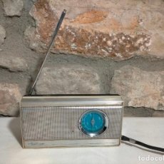 Radios antiguas: RADIO PORTÁTIL DE METAL PLATEADO A PILAS