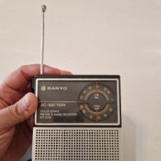 Radios antiguas: ANTIGUA RADIO TRANSISTOR PORTATIL AC BATTERY RED PILAS RP 6115 VINTAGE FUNCIONANDO. Lote 397184069