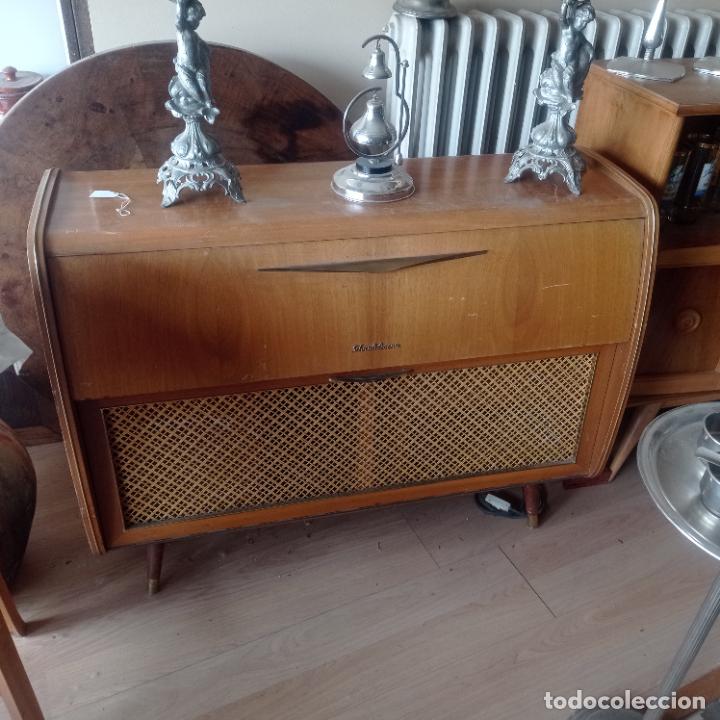 Radios antiguas: MUEBLE CON RADIO Y TOCADISCOS - Foto 9
