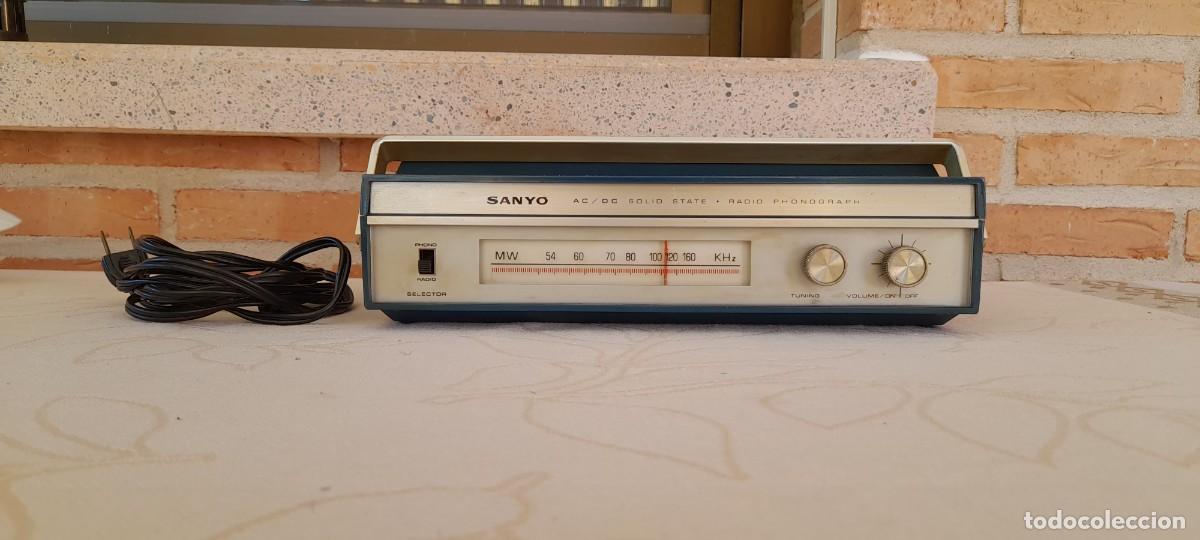 Radios antiguas: RADIO ANTIGUA TOCADISCOS SANYO RAREZA - Foto 2