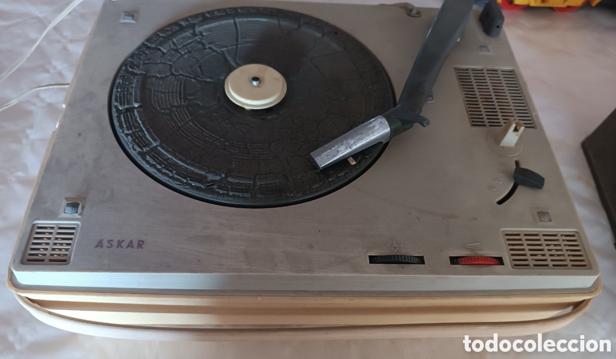 Radios antiguas: Antiguo tocadiscos ASKAR port&aacute;til. - Foto 3
