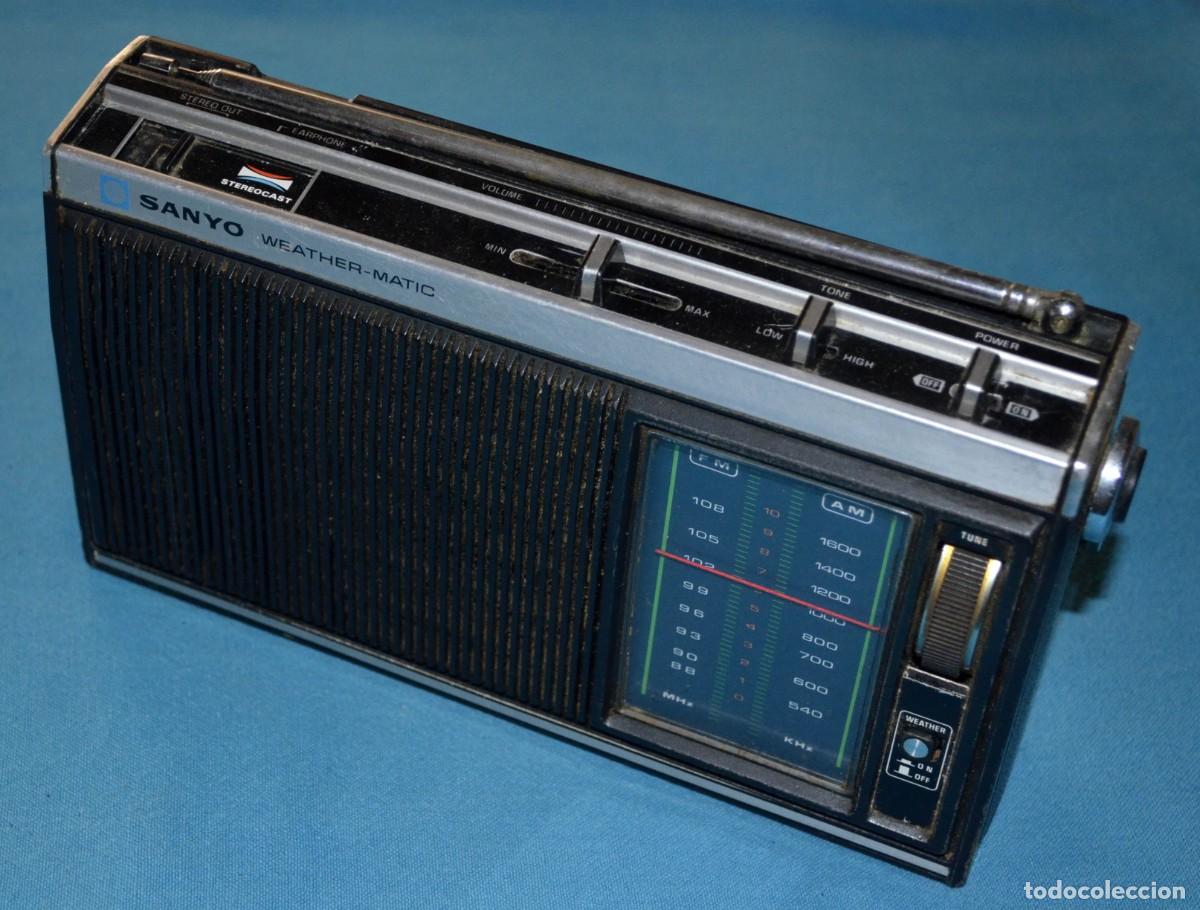 Radios Anciennes: Radio SANYO RP 7410. Para reparar / piezas / decorar.