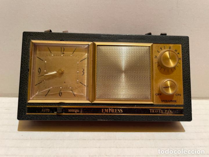 Radios antiguas: ANTIGUA RADIO RELOJ CON FUNDA - Foto 2