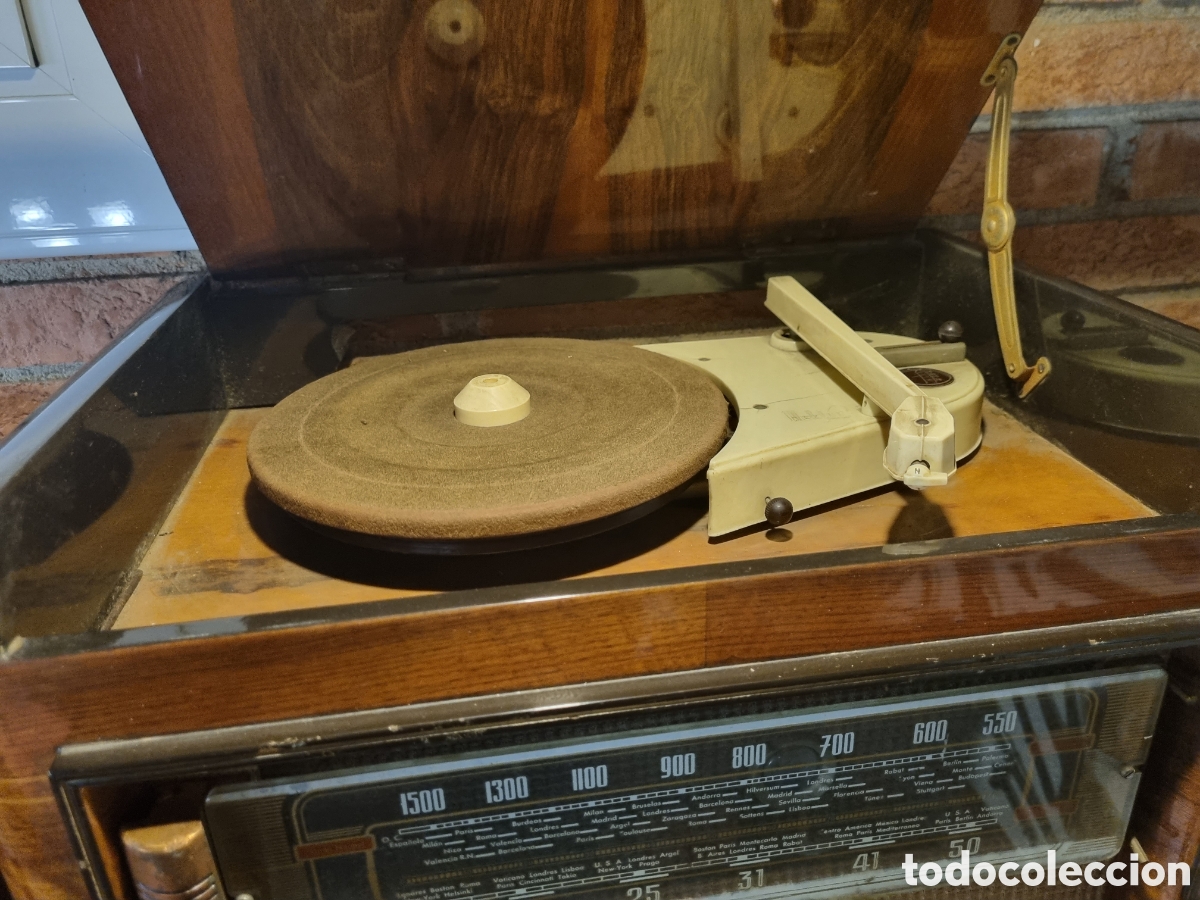 Radios antiguas: Radio y tocadiscos antiguo - Foto 3