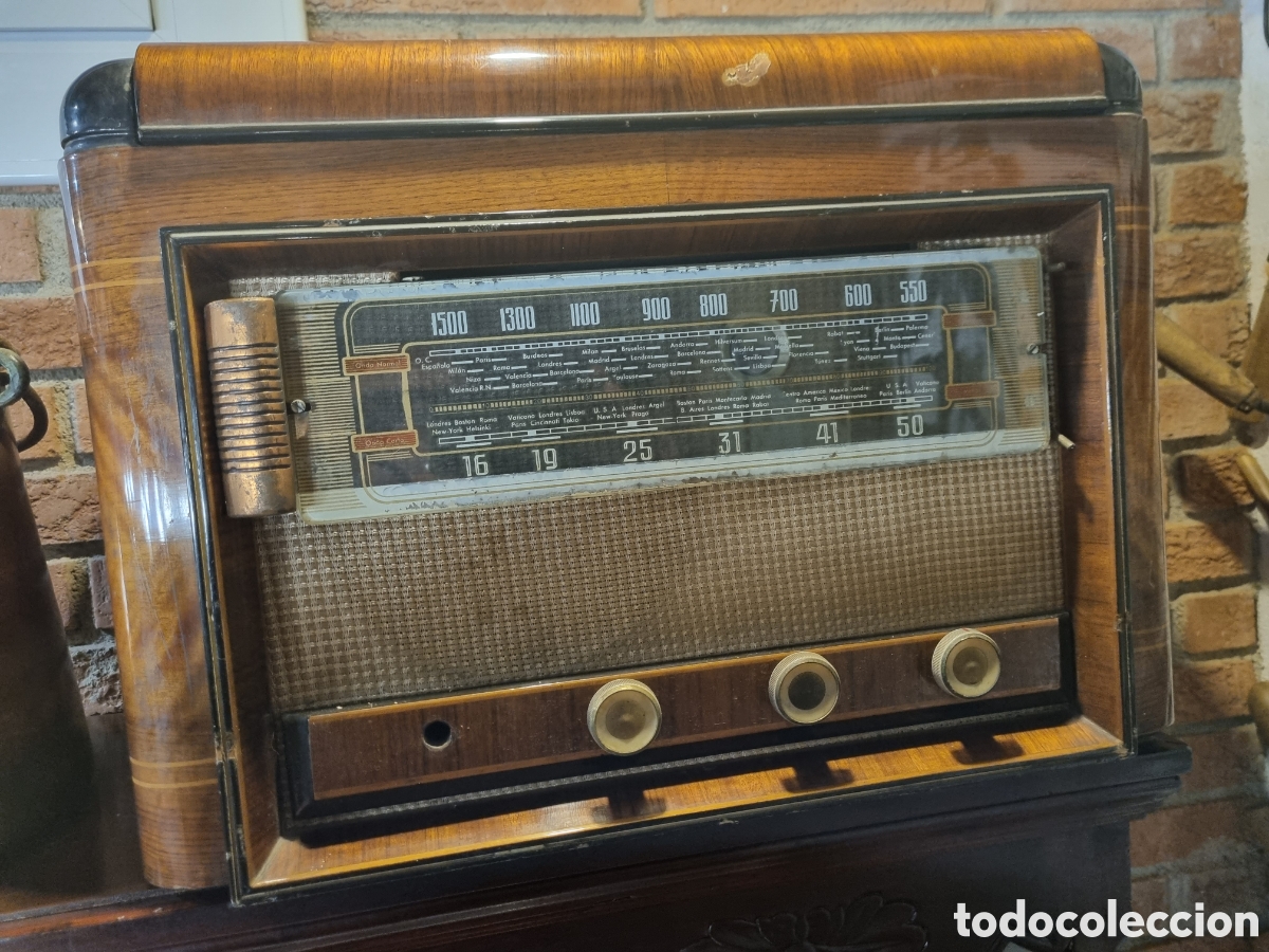 Radios antiguas: Radio y tocadiscos antiguo - Foto 1