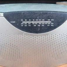 Radios antiguas: RADIO AM/FM A PILAS Y A LUZ, FUNCIONANDO 24 X 14 X 8 CM