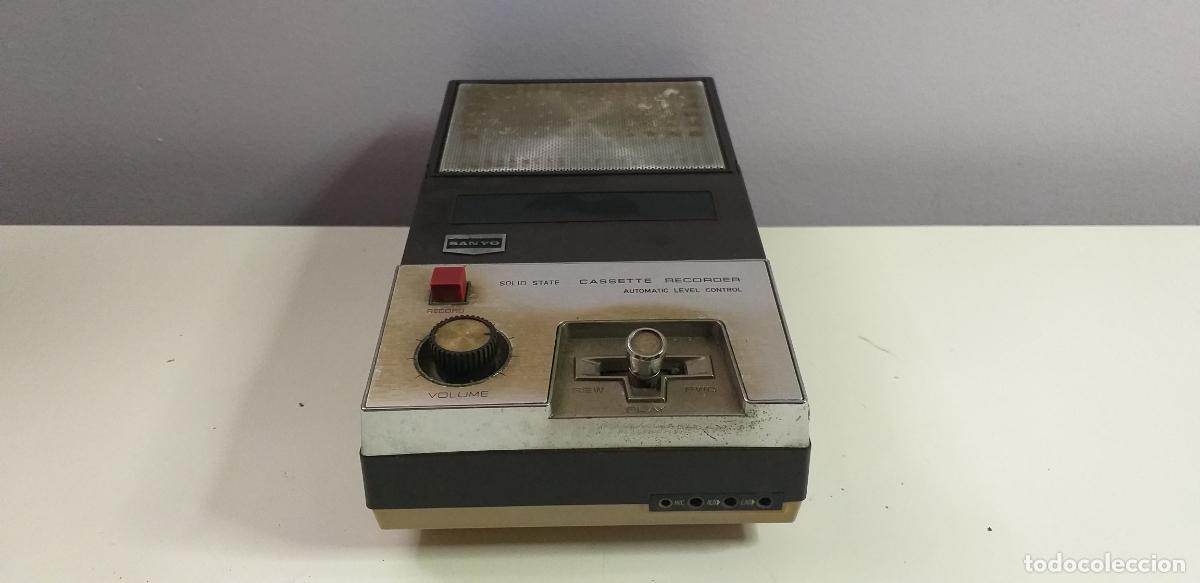 Radios antiguas: GRABADORA CON FUNDA DE LA MARCA SANYO - Foto 1