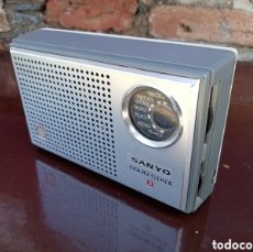 Radios antiguas: RADIO SANYO SOLID STATE 8 RETRO VINTAGE FUNCIONA CON FUNDA