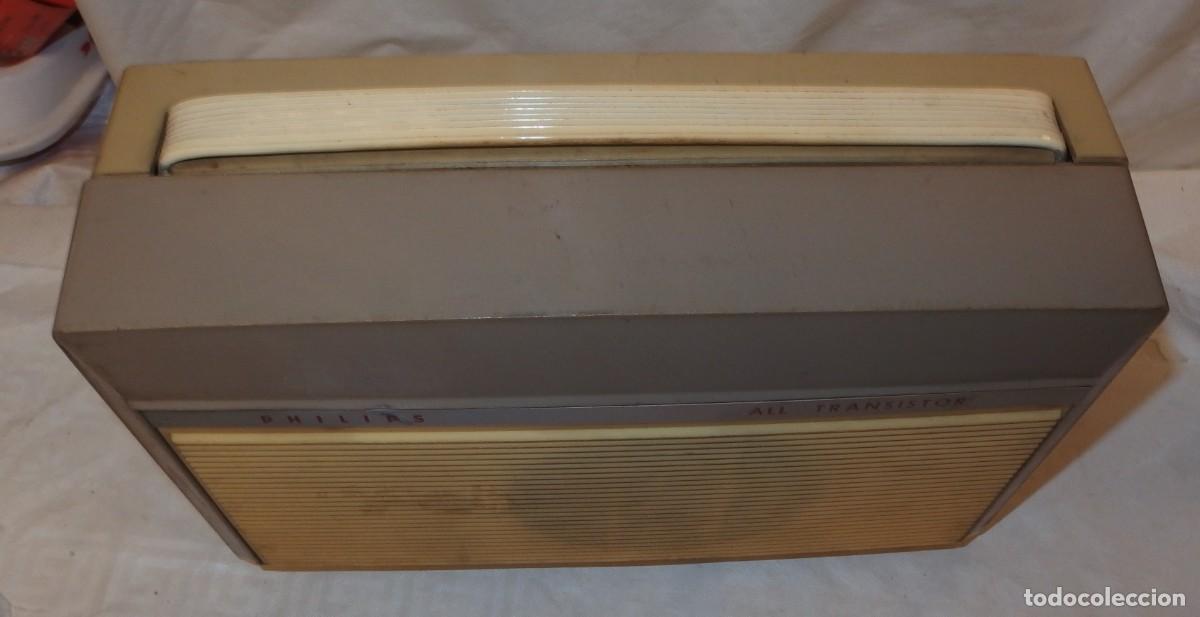 Radios antiguas: TOCADISCOS A PILAS,PHILIPS,A&Ntilde;OS 60 - Foto 2