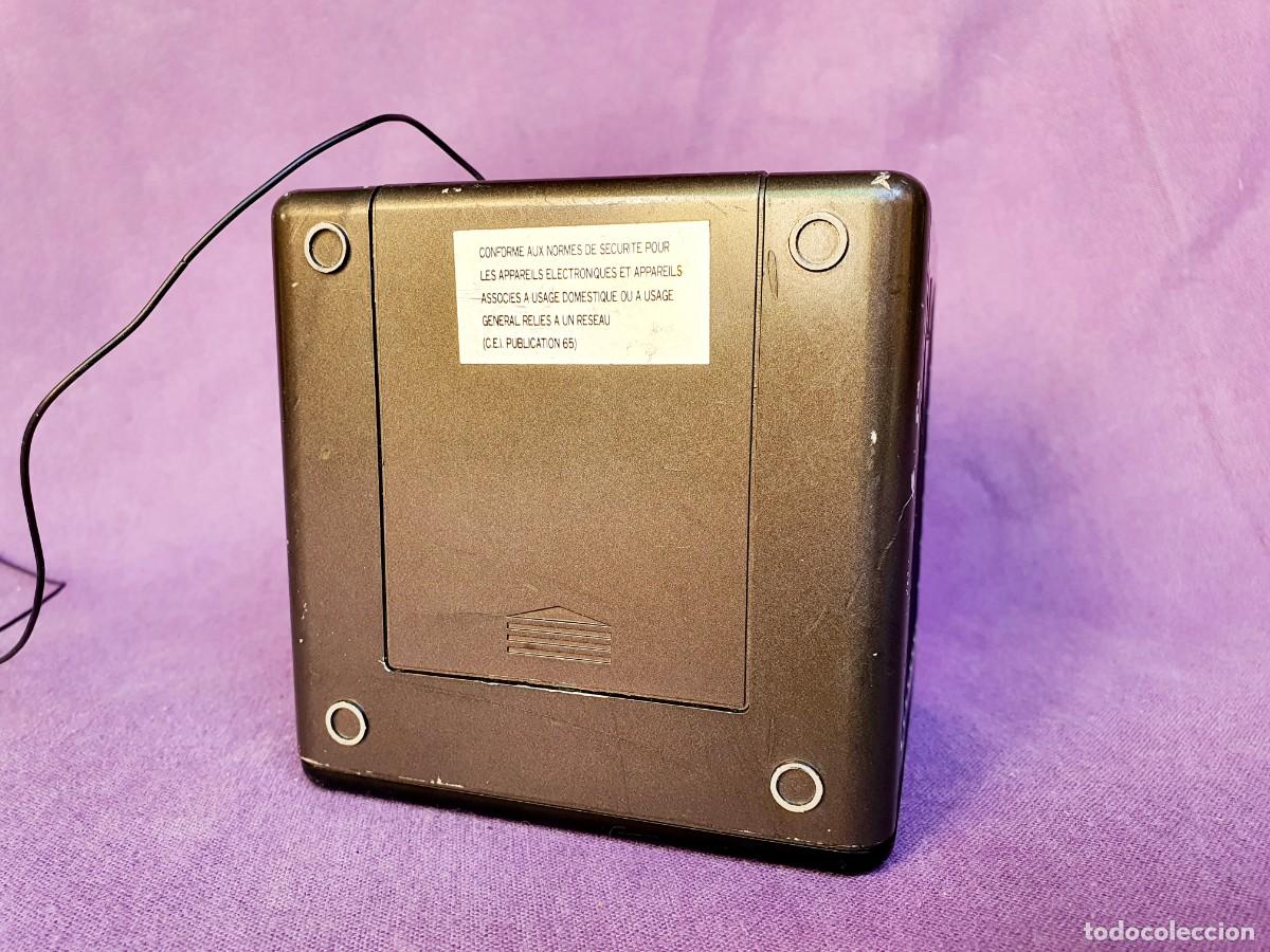 Radios antiguas: Radio despertador CUBE de Klerbox, 1980. - Foto 5