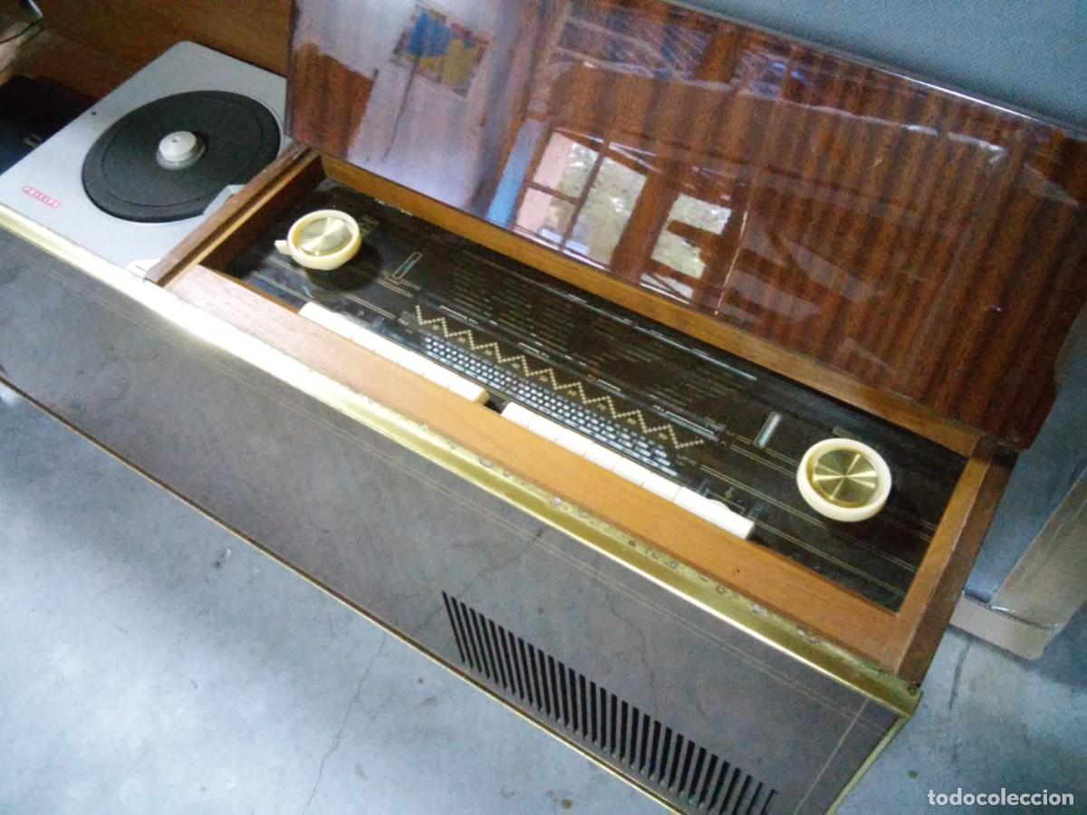Radios antiguas: Excepcional y exclusivo mueble radio tocadiscos PHILIPS - Foto 4