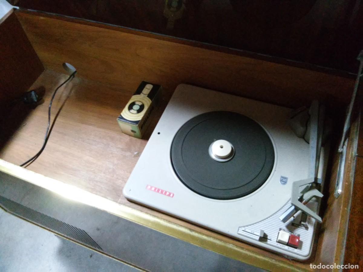 Radios antiguas: Excepcional y exclusivo mueble radio tocadiscos PHILIPS - Foto 6