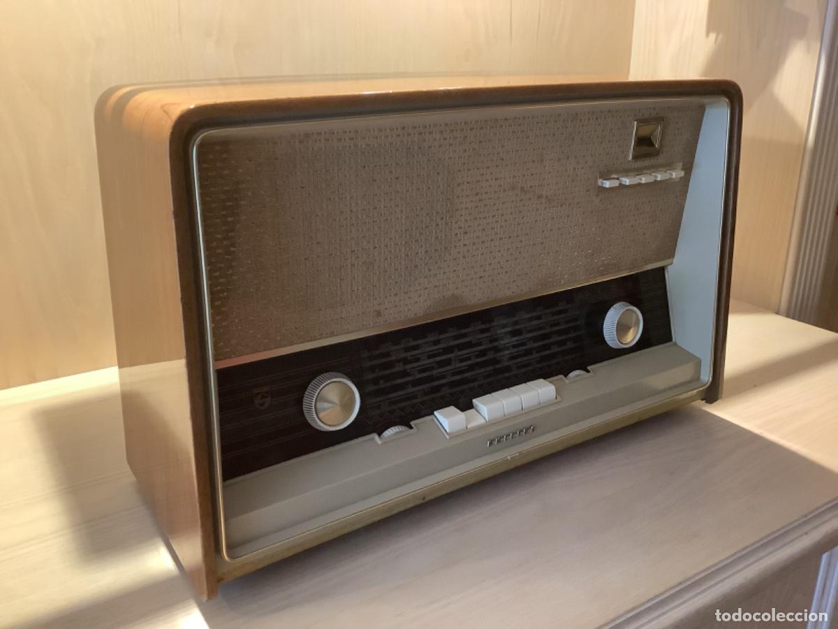 Radios antiguas: Radio antigua PHILIPS , a pilas . FUNCIONA - Foto 1