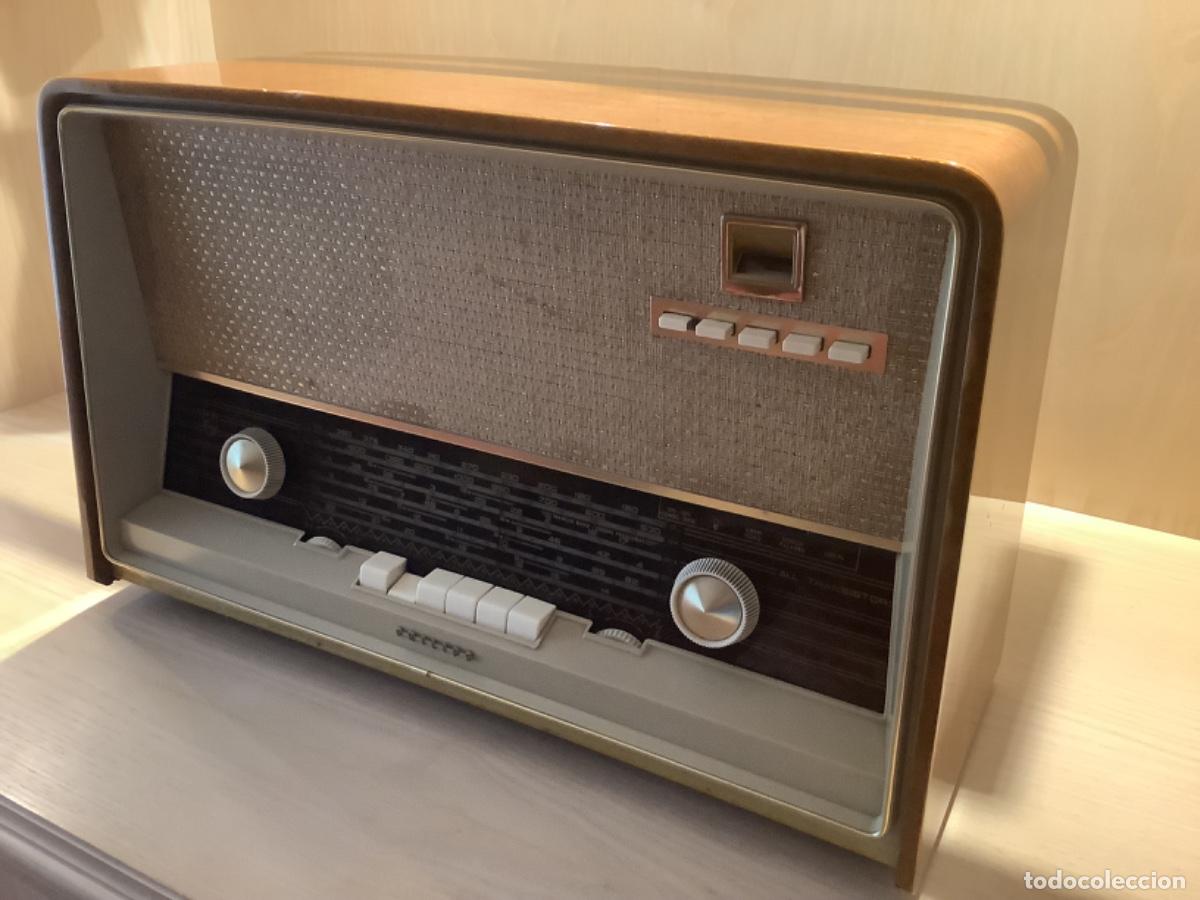 Radios antiguas: Radio antigua PHILIPS , a pilas . FUNCIONA - Foto 2