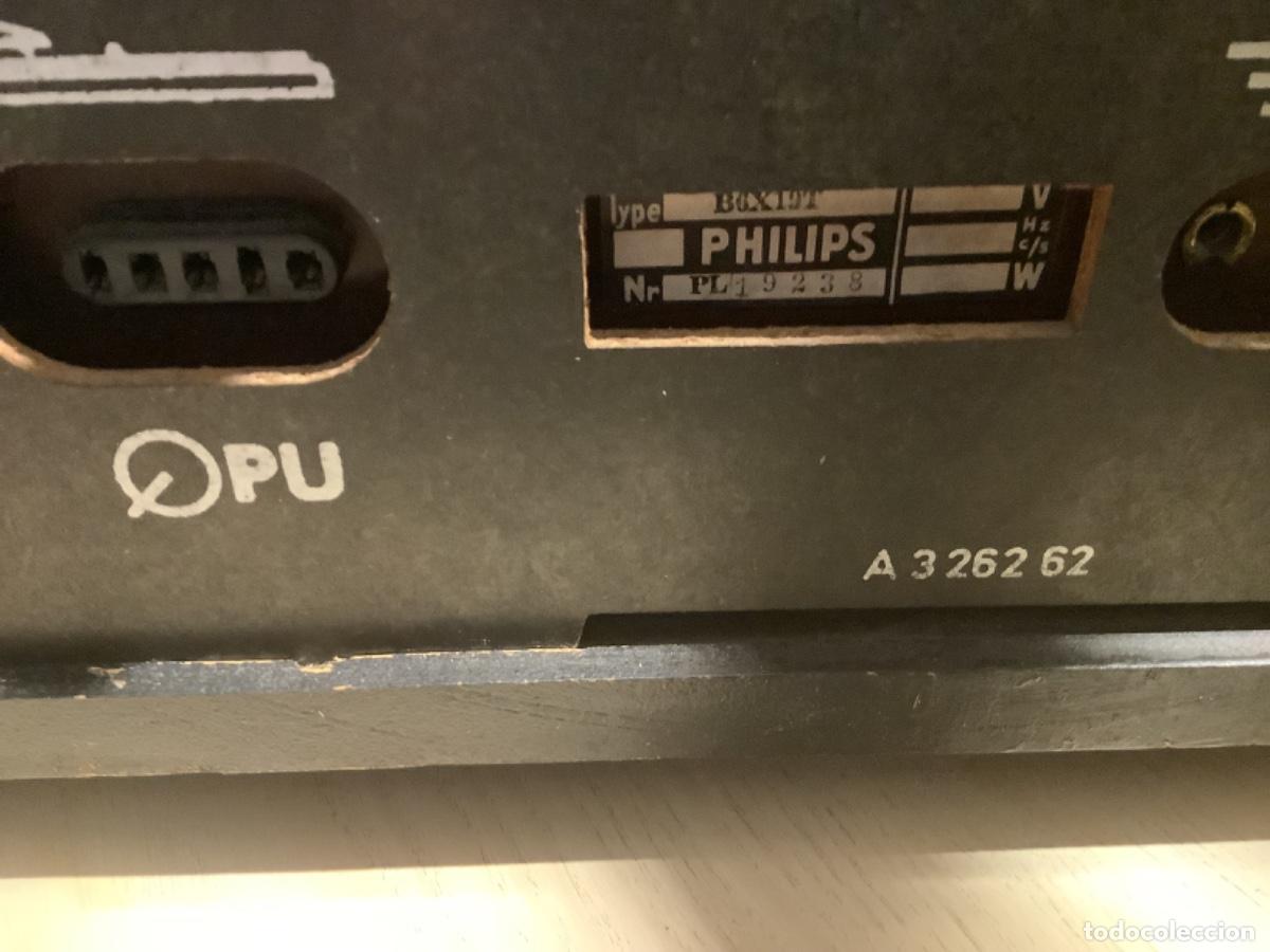 Radios antiguas: Radio antigua PHILIPS , a pilas . FUNCIONA - Foto 8