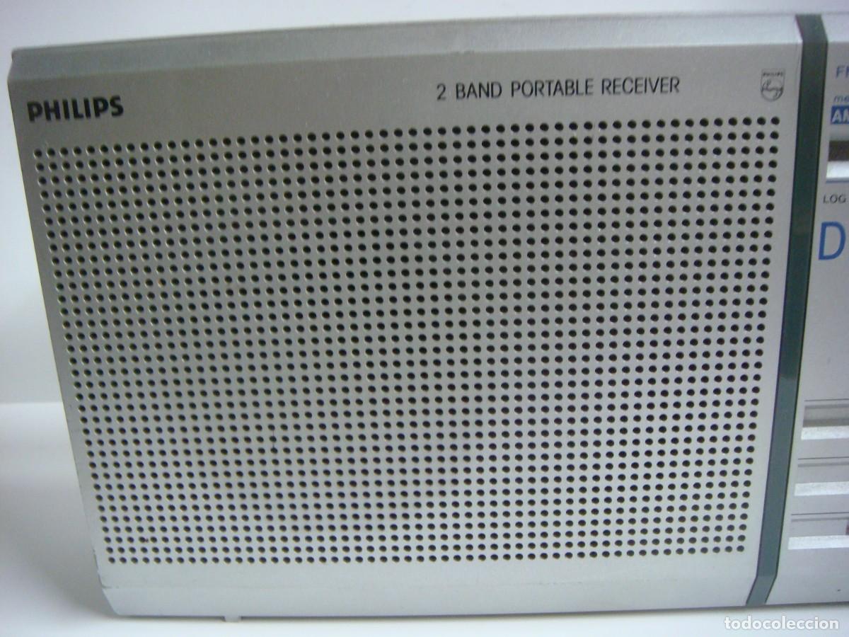 Radios antiguas: TRANSISTOR DE PHILIPS 2 BAND PORTABLE RECEIVER FUNCIONANDO CON PILAS (&) - Foto 2