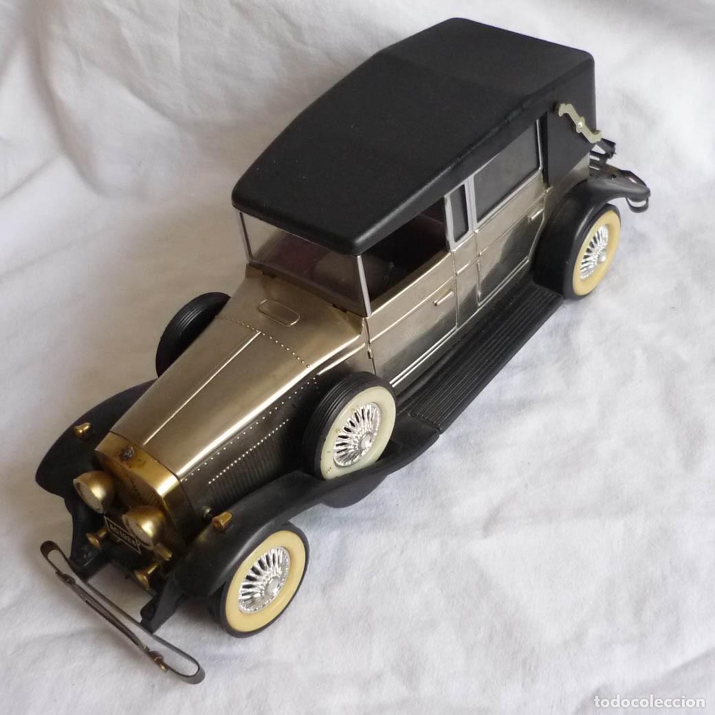 Radios antiguas: Radio a pilas en forma de Coche antiguo funcionando - Foto 1