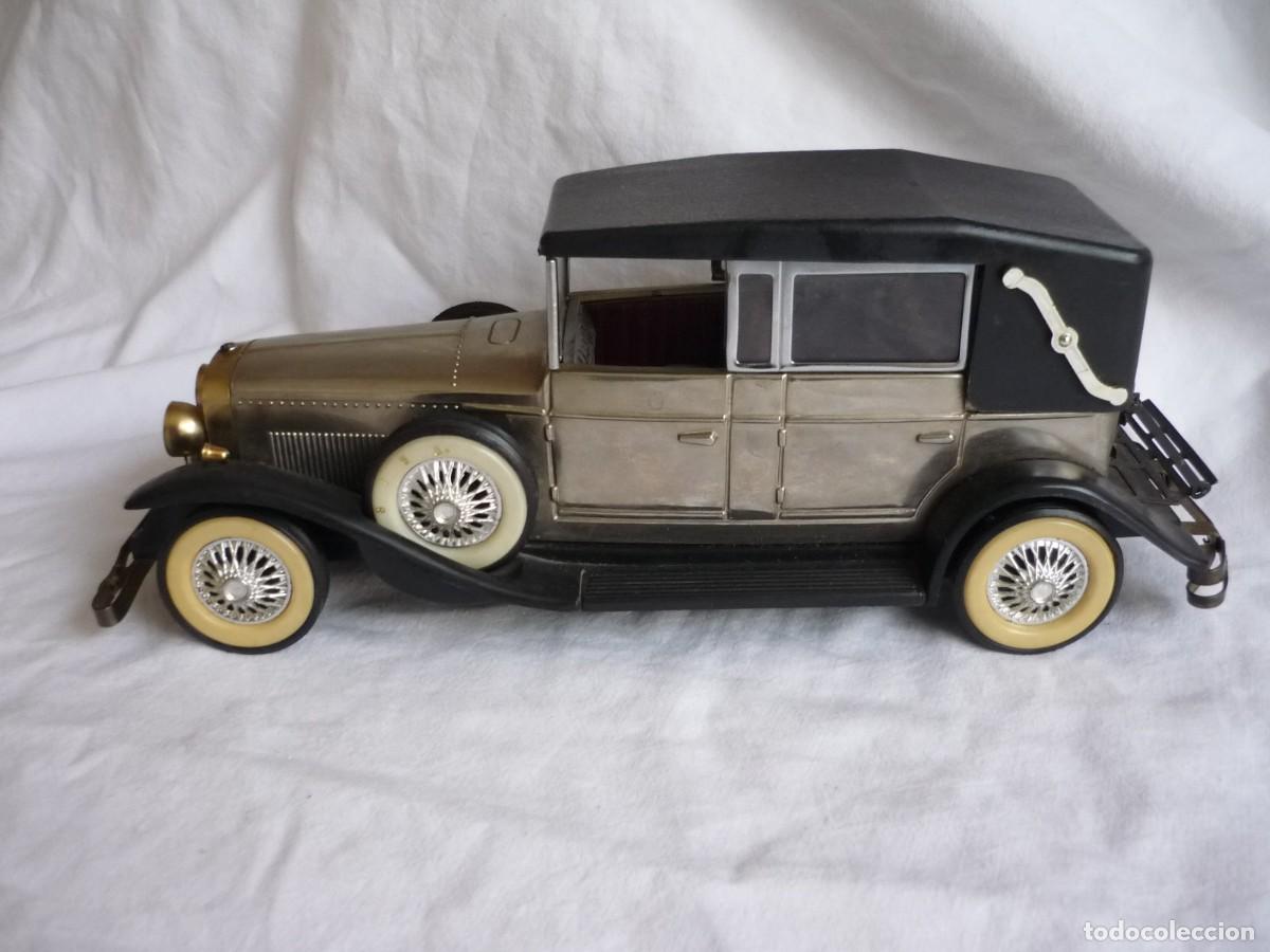 Radios antiguas: Radio a pilas en forma de Coche antiguo funcionando - Foto 2
