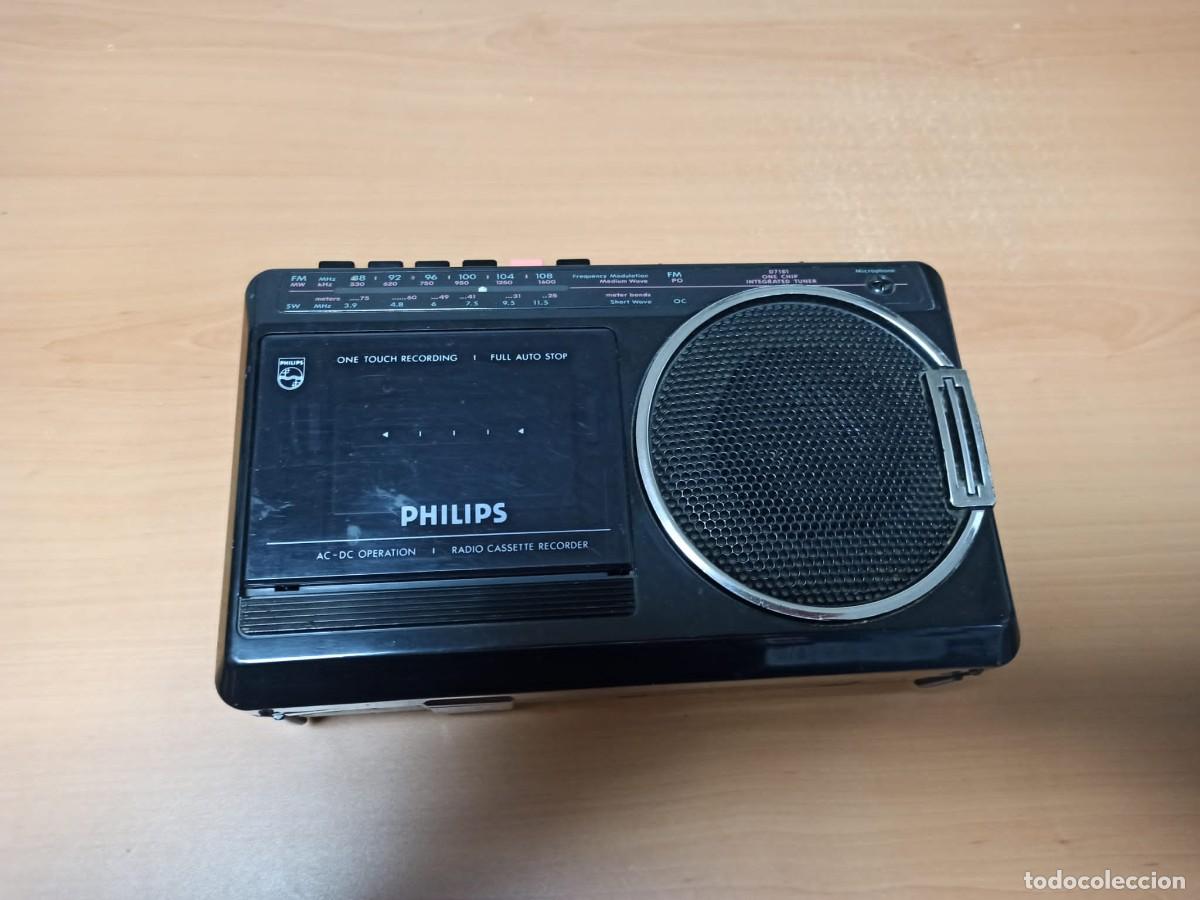 Radios antiguas: RADIO CASETE PHILIPS FUNCIONA CON CABLE CORRIENTE O PILAS . TIENE EL CABLE - Foto 1