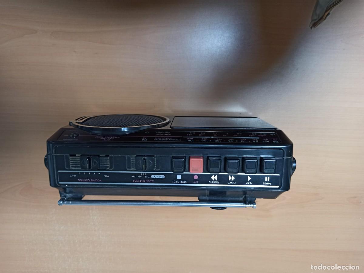 Radios antiguas: RADIO CASETE PHILIPS FUNCIONA CON CABLE CORRIENTE O PILAS . TIENE EL CABLE - Foto 2