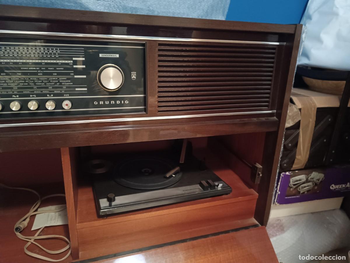 Radios antiguas: Mueble Radio tocadiscos Grundig - Foto 2