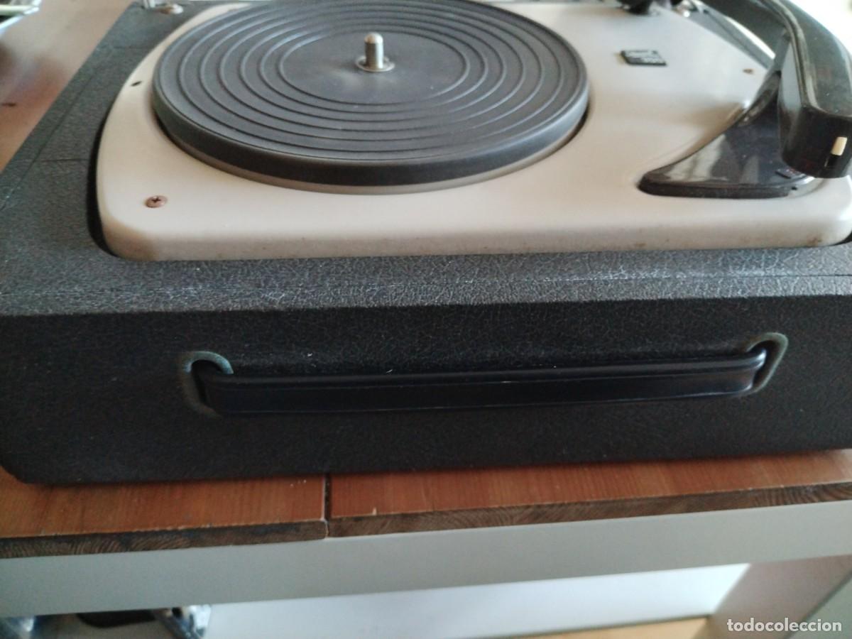 Radios antiguas: Tocadiscos dual 300 con maletin - Foto 4