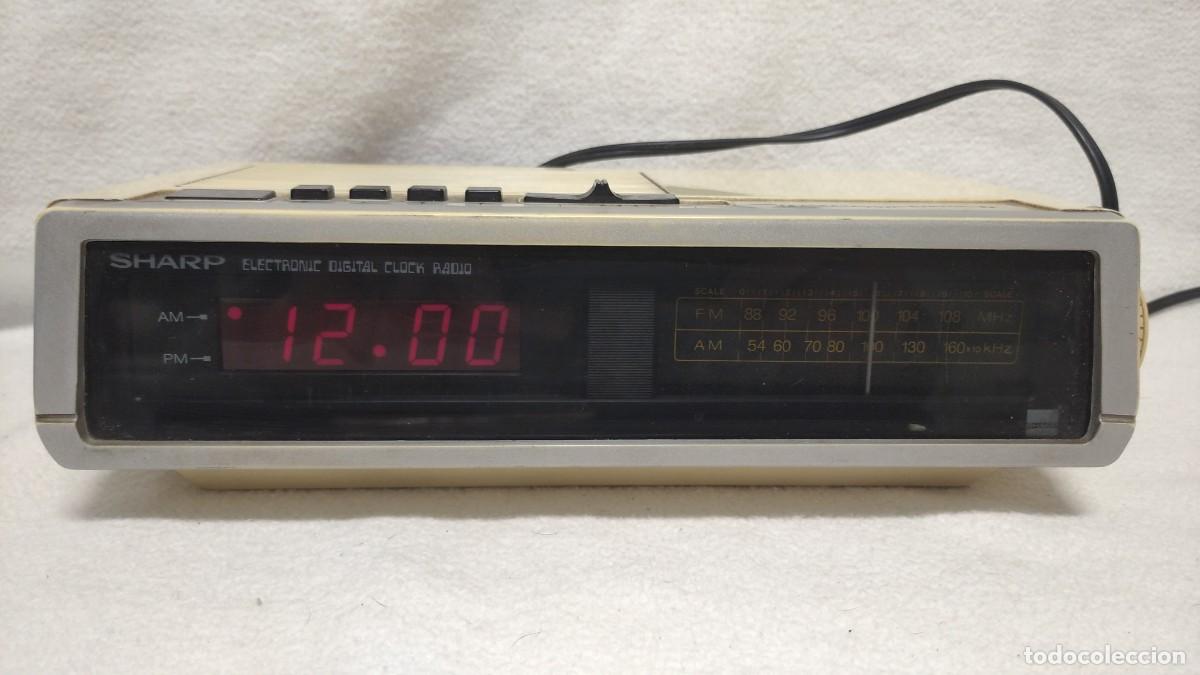 Radios antiguas: Antigua radio reloj Sharp Fx 100cx. - Foto 1