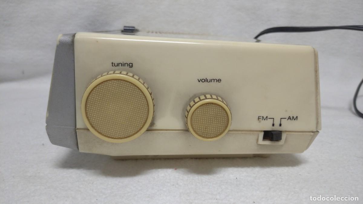 Radios antiguas: Antigua radio reloj Sharp Fx 100cx. - Foto 3