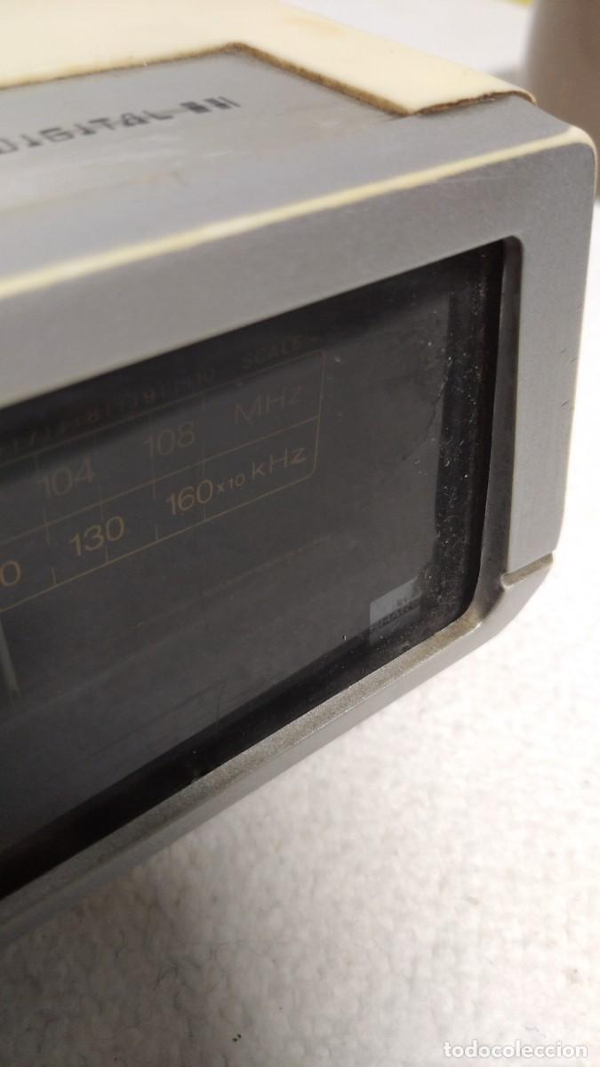 Radios antiguas: Antigua radio reloj Sharp Fx 100cx. - Foto 7