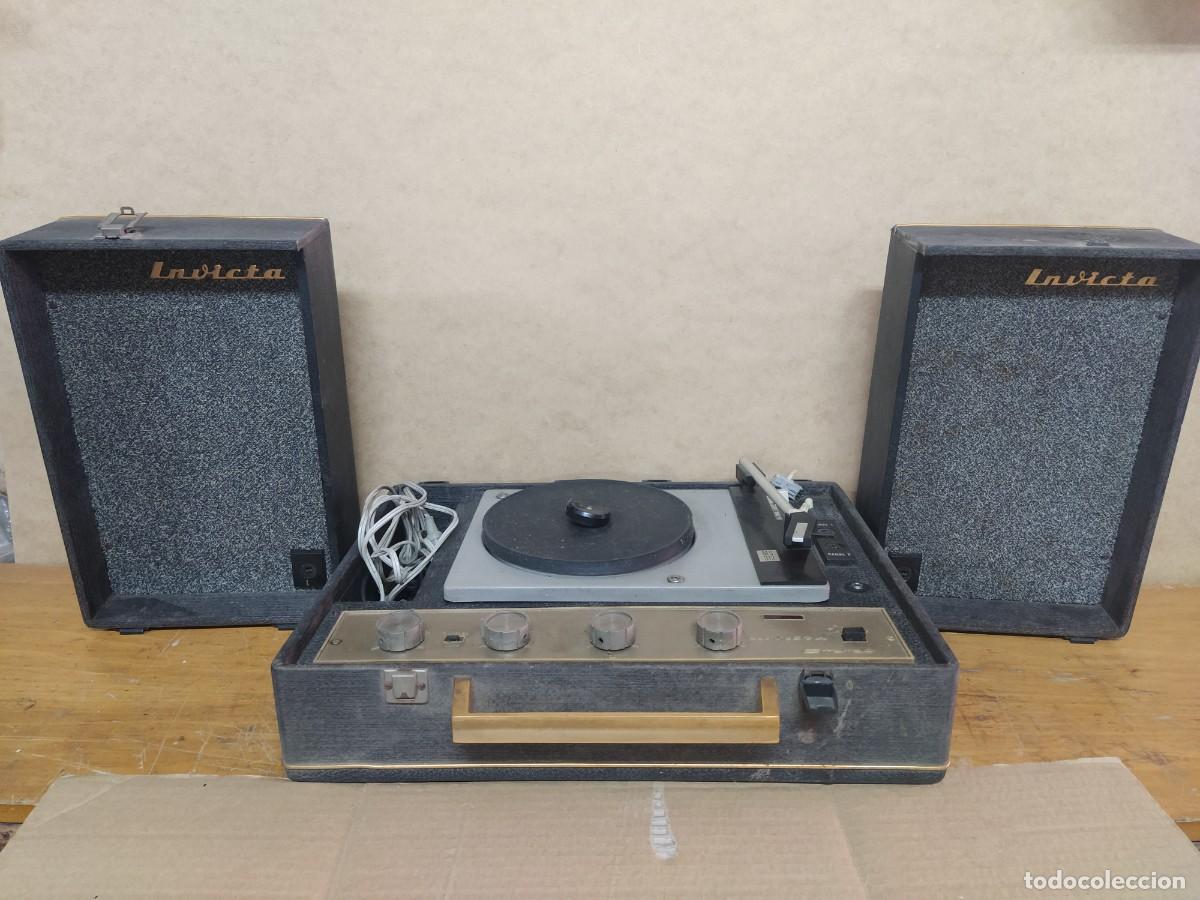 Radios antiguas: Tocadiscos Invicta port&aacute;til - Foto 1