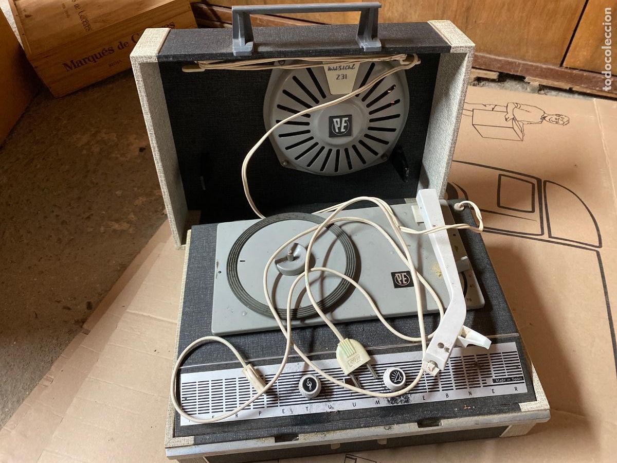 Radios antiguas: Tocadiscos antiguo con su altavoz - Foto 1