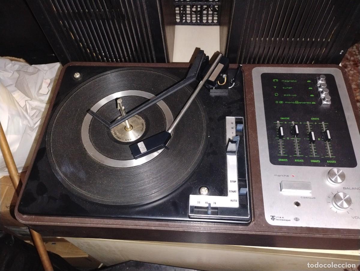 Radios antiguas: Tocadiscos Tit&aacute;n y altavoces incluidos - Foto 2