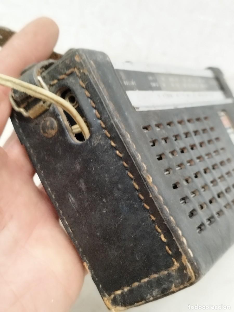 Radios antiguas: Antiguo radio transistor Sharp 3 Band. Sin probar. - Foto 7