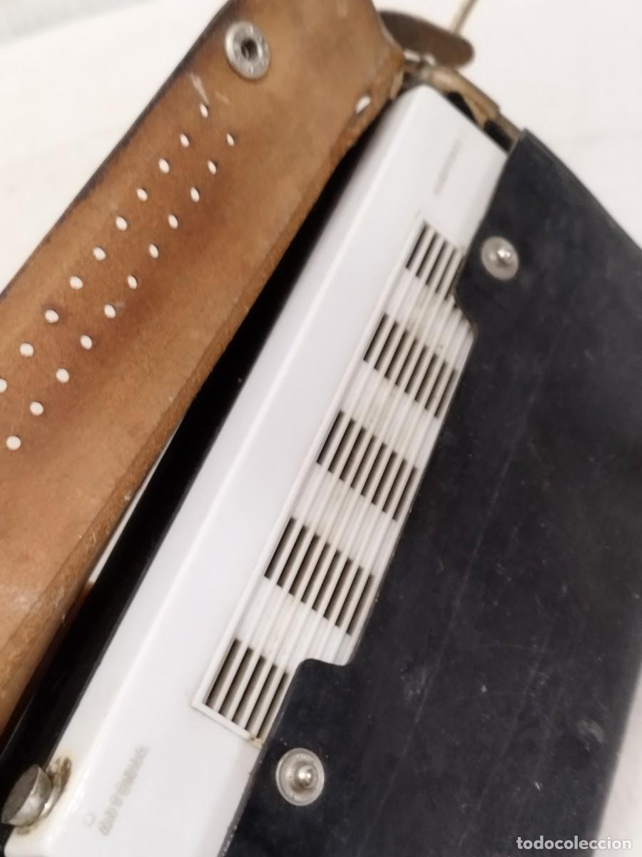 Radios antiguas: Antiguo radio transistor Sharp 3 Band. Sin probar. - Foto 14