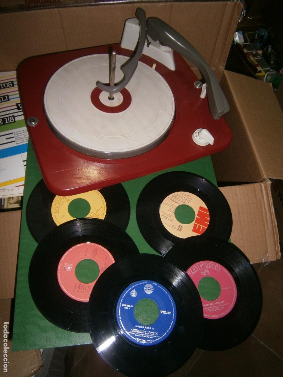 Radios antiguas: ANTIGUO OBJETO DECORATIVO PARA PARED CON TOCADISCOS VINTAGE EN TABLERO CON SINGLES PARA COLGAR