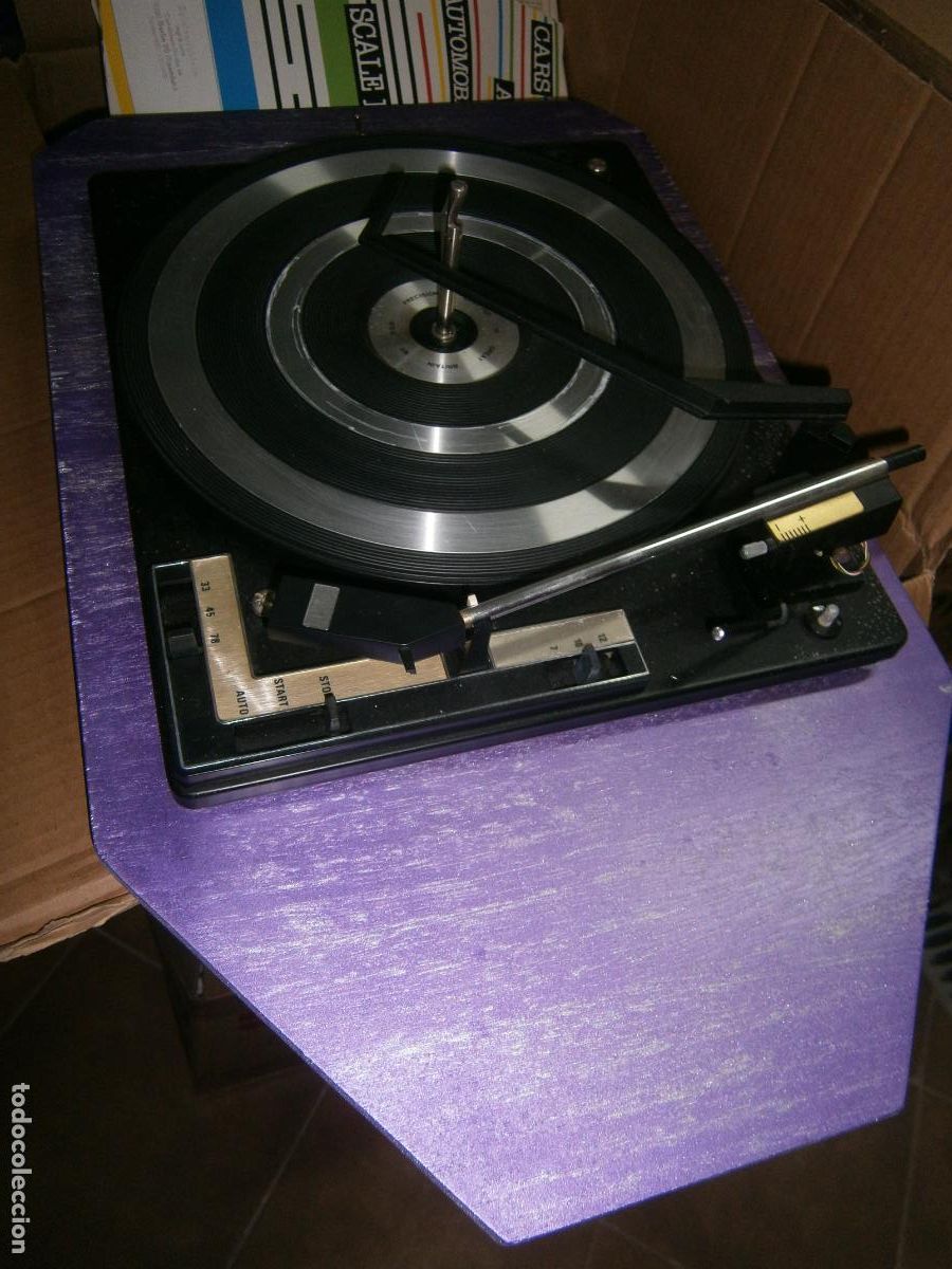 Radios antiguas: ANTIGUO OBJETO DECORATIVO PARA PARED O SOBRE MESA CON TOCADISCOS VINTAGE EN TABLERO